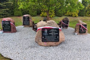 Kamienie Pamięci w Olsztynku. Mają przypominać o historii Polski