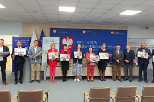 IPN wyróżnił najbardziej zaangażowane szkoły i przekazał podręczniki dla Ukraińców