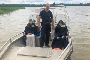 Akcja na Jeziorze Oleckim Wielkim. Kajakarzom pomogli policjanci