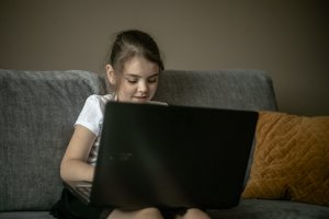 Dzieci i wnuki byłych pracowników PGR-ów z okolic Olecka dostaną komputery