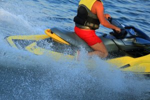 Zderzenie dwóch skuterów na jeziorze w Olsztynie. Jedna osoba jest ranna