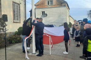 W Miłakowie stanął maszt z flagą Polski. 