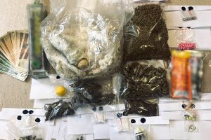 Narkotyki w mieszkaniu. 23-latek miał kokainę, LSD, marihuanę i tabletki ecstasy
