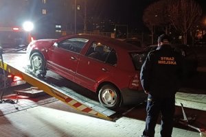 Elbląska straż miejska interweniuje w sprawie porzuconych aut