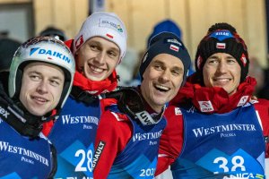 Polscy skoczkowie na podium konkursu drużynowego w Lahti