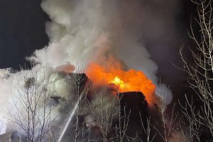Groźne pożary obory i hali produkcyjnej. 
