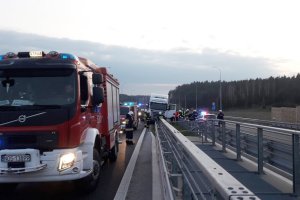 Na S5 koło Ostródy samochód ciężarowy uderzył w bariery
