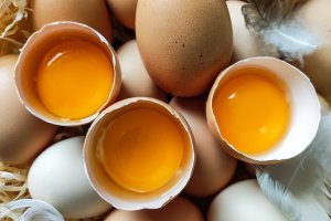 Jajko symbolem Wielkanocy. Co bardziej wartościowe: żółtko czy białko?