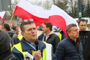 Pikieta rolników w Olsztynie: po żniwach nie będziemy mieli gdzie sprzedać zboża