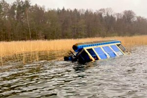 Na jeziorze Niegocin wywrócił się houseboat. Łódź częściowo zatonęła