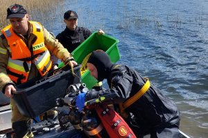 Akcja ratunkowa na Jeziorze Skarlińskim. Do wody wpadło 3 mężczyzn