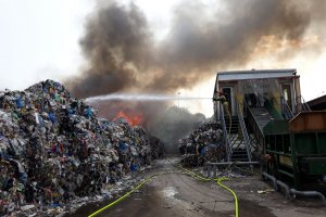W Siedliskach zapaliły się plastikowe odpady