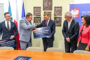 Rozdano pierwsze drogowe promesy. 5 milionów zł trafiło do powiatu kętrzyńskiego