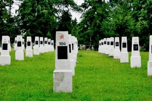 Sąd umorzył postępowanie w sprawie zniszczenia tablicy na cmentarzu żołnierzy radzieckich