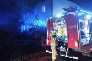 Pożar domu w Ostródzie. Trzy osoby trafiły do szpitala