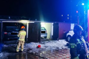 Dwie osoby poszkodowane w pożarze garażu w Braniewie