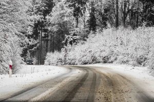 Śliskie drogi i śnieg. Nad region nadciąga silny mróz