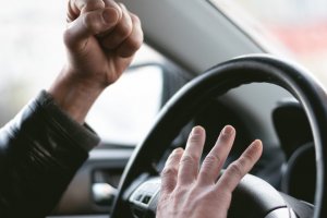 Agresywne zachowania na drogach. Kierowcy wysyłają coraz więcej zgłoszeń