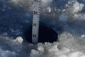 Ratownicy MOPR ostrzegają przed niebezpiecznym zjawiskiem podwójnego lodu