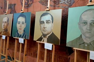 Malując twarze poległych przywrócił pamięć o nich. Wyjątkowa wystawa w Olsztynie