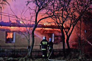 Pożar domu pod Gołdapią. Są poszkodowani