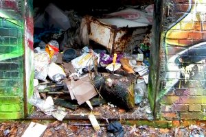Stadion Leśny zamienił się w koczowisko bezdomnych i wysypisko śmieci