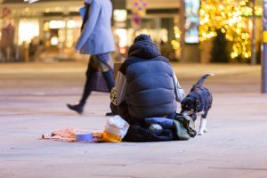 Jak skutecznie pomagać bezdomnym? 