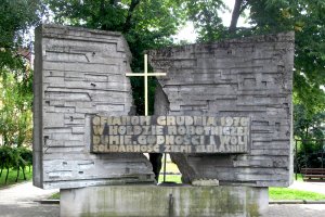 Sąd w Elblągu nie zajmie się sprawą kibiców, którzy w czasie pandemii zebrali się przed Pomnikiem Ofiar Grudnia 70'