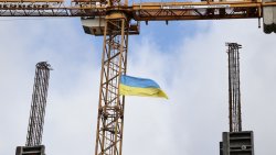 Ukraińskie flagi na budowie hali Urania