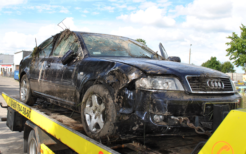 Pijany kierowca wezwał policję na pomoc