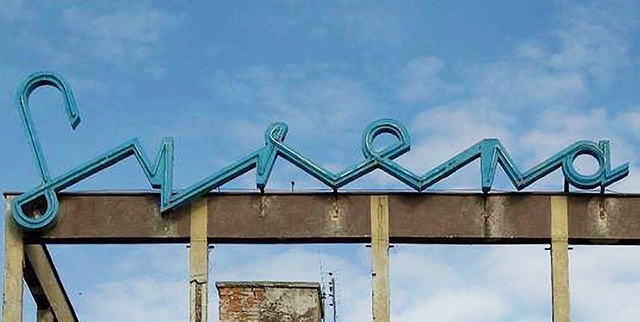 Neon z Elbląga trafił do Muzeum Neonów w Warszawie