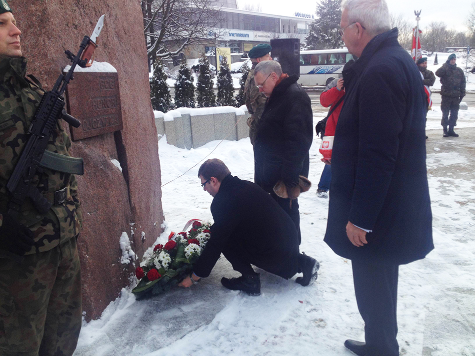 Artur Chojecki, wojewoda warmińsko - mazurski składa pod pomnikiem wziązankę kwiatów. Fot. Maciej Świniarski