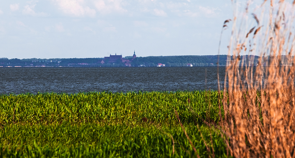 Widok z Mierzei Wiślanej na Frombork, fot. Sławomir Ostrowski