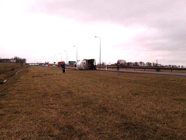 Cysterna z gazem w rowie