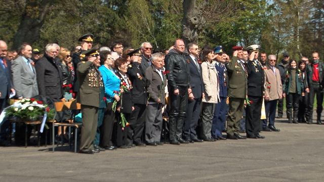 Oddali hołd czerwonoarmistom pochowanym na cmentarzu wojennym w Braniewie