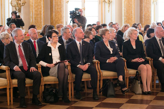 Pedagodzy z Warmii i Mazur odebrali wysokie odznaczenia na Zamku Królewskim