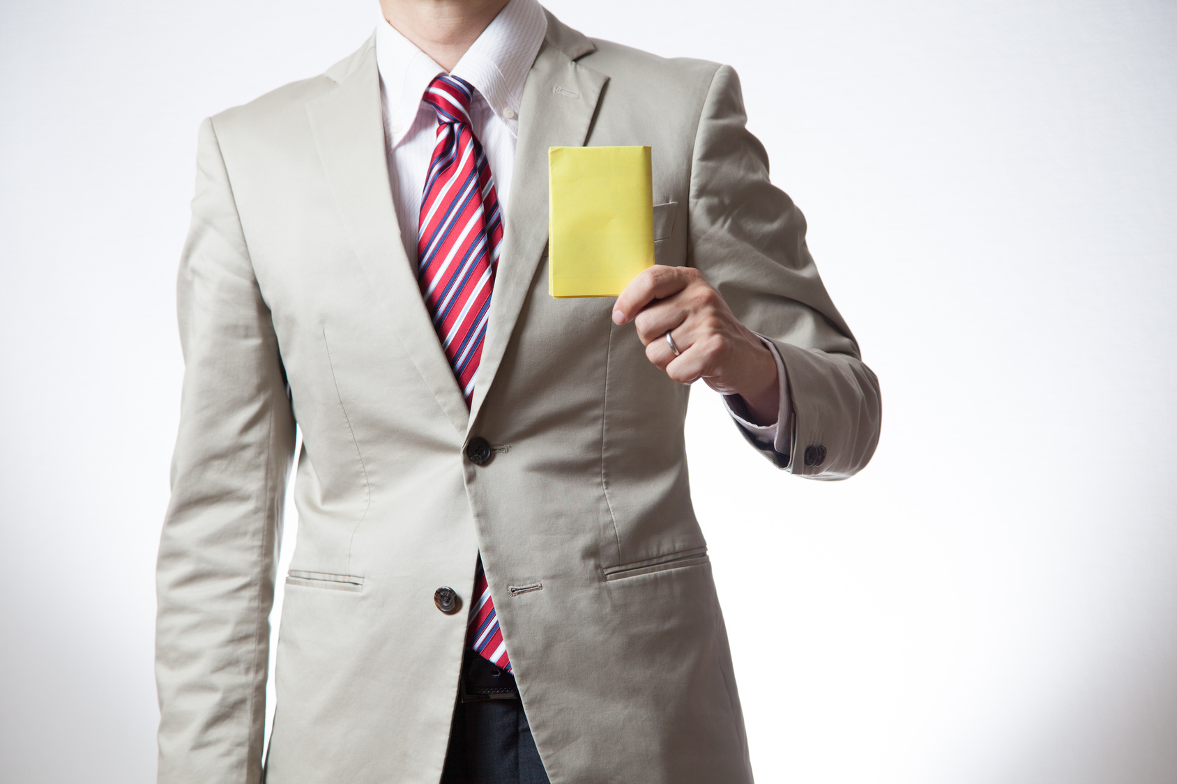 Pierwsi urzędnicy dostali żółte kartki