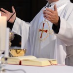 Nie będzie wizyt księży po kolędzie. Biskup elbląski apeluje o zwiększenie liczby mszy w Wigilię i Boże Narodzenie