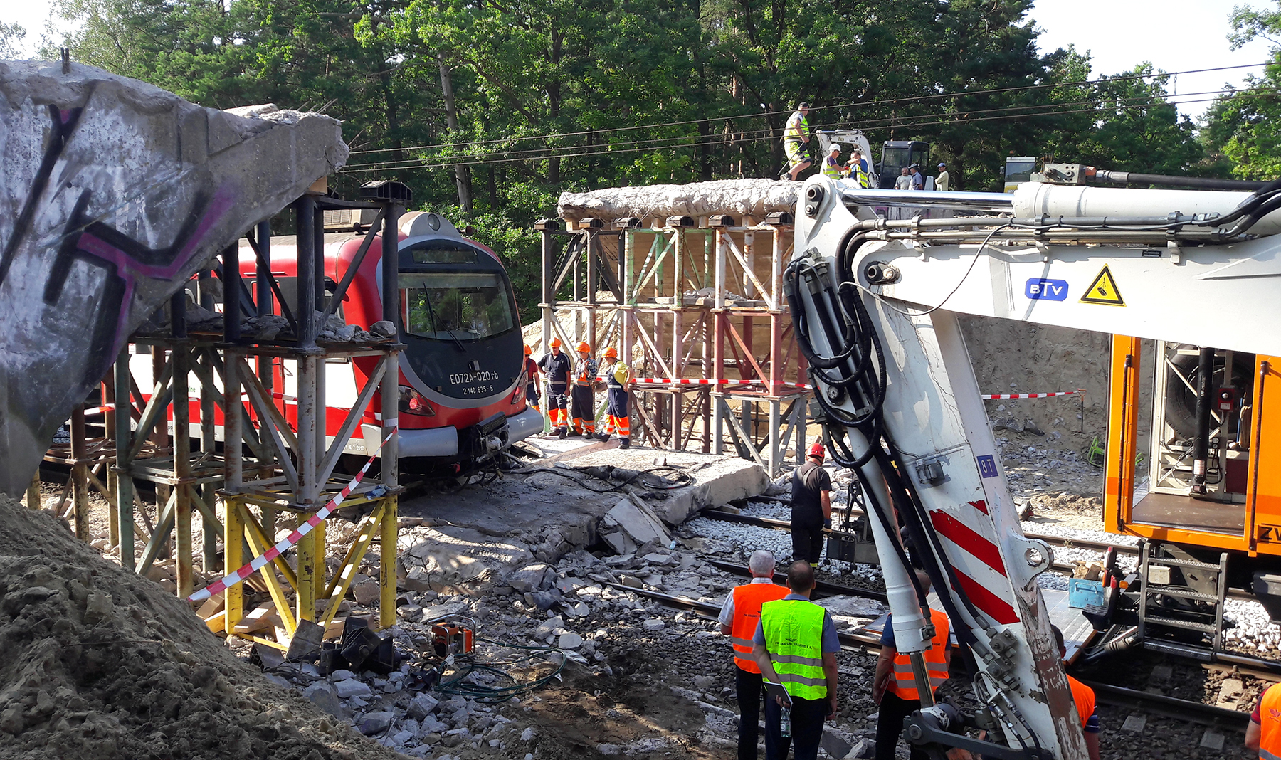 W okolicy Samborowa remontowany wiadukt spadł tuż przed przejeżdżającym pociągiem - Radio Olsztyn