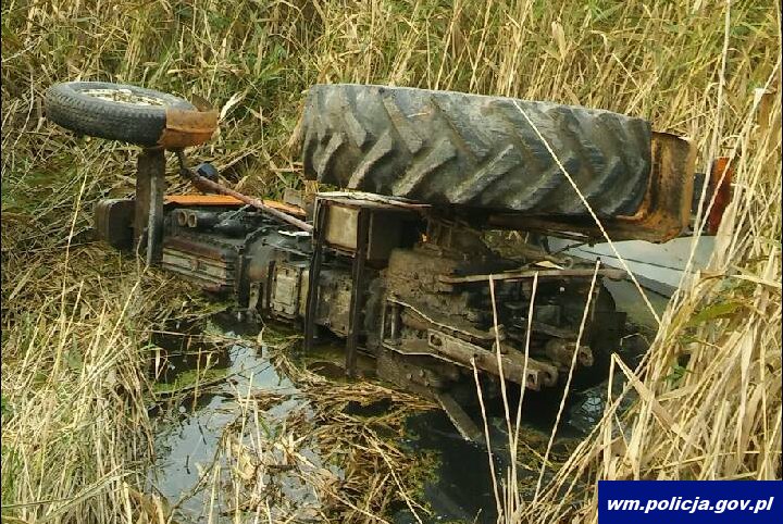 Pijani skradli ciągnik i wpadli do bagna