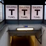 Galeria fotografii w dworcowym tunelu w Ełku