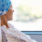 Chorzy na nowotwory nie powinni samodzielnie przerywać terapii w obawie przed koronawirusem