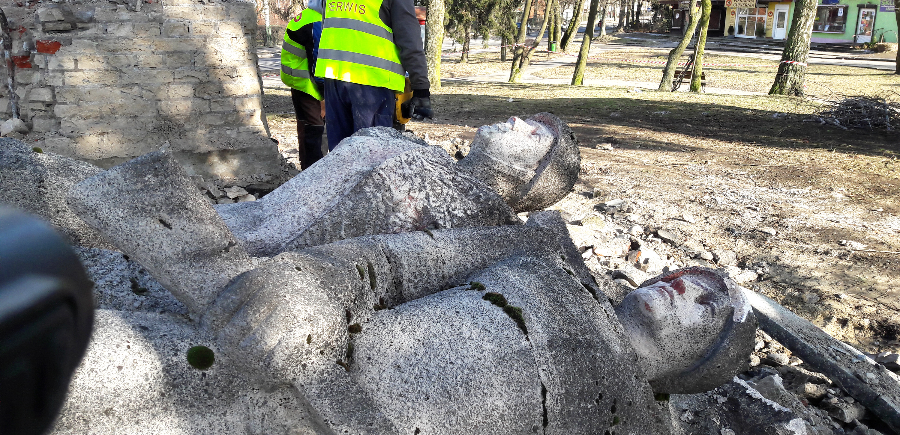 Сносим памятники. В Польше сносят памятники советским воинам. В Польше снесли памятник советским воинам. В Польше сносят памятники. Снос памятников в Польше.