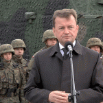 „Tu w Elblągu jesteśmy świadkami wzmocnienia wschodniej flanki NATO”. Szef MON przekazał Wielonarodowej Dywizji nowe wozy dowodzenia