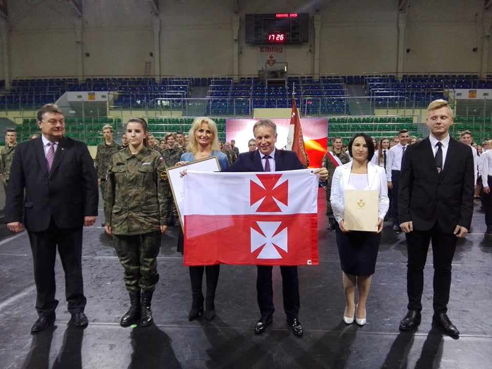 Elbląskie technikum otrzymało imię Flagi Polskiej. Inspiracją był przedwojenny sztandar z konsulu w norweskim Stavanger