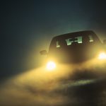 Trudne warunki na drogach. Synoptycy ostrzegają przed gęstymi mgłami