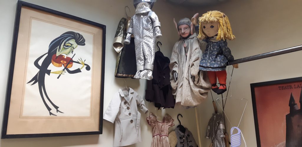 Stare obrazy dostaną drugie życie w teatrze. Każdy może coś podarować