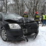Kolizja na olsztyńskim Zatorzu. Samochód osobowy złamał latarnię, która na kilka godzin zablokowała ulicę