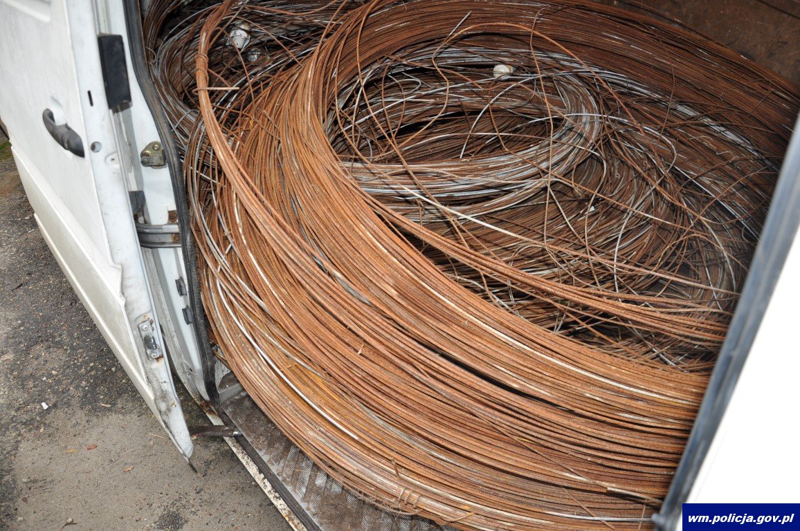 Przewozili trzy tony kradzionego złomu. Podawali się za pracowników remontujących tory