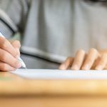 Odległości między uczniami, dezynfekcja powierzchni i własny długopis. Resort przekaże wytyczne w sprawie egzaminów